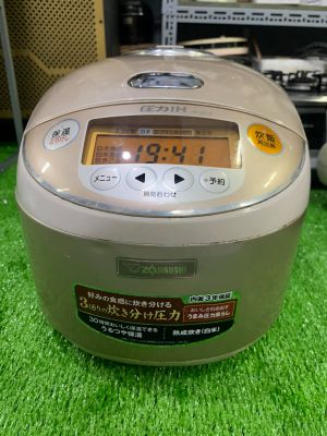 Nồi cơm điện nội địa Nhật Zojirushi 1L8, mới 95 %